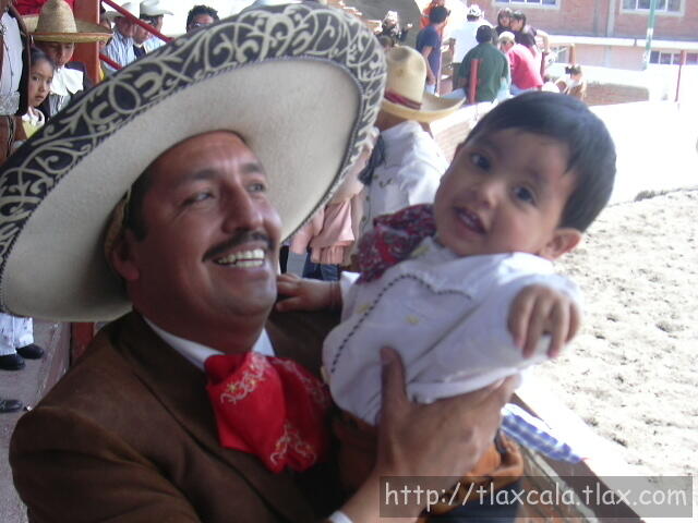 El Lic. Victor Manuel Lopez y el sobrino Juan de Dios Manelic