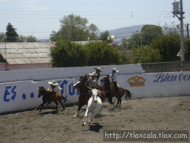 Felipe Zempoalteca realizando paso de la muerte