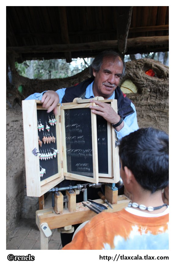 Miguel Angel Marquez, Artesano Tlaxquense y su Tlaxcomovil - Foto