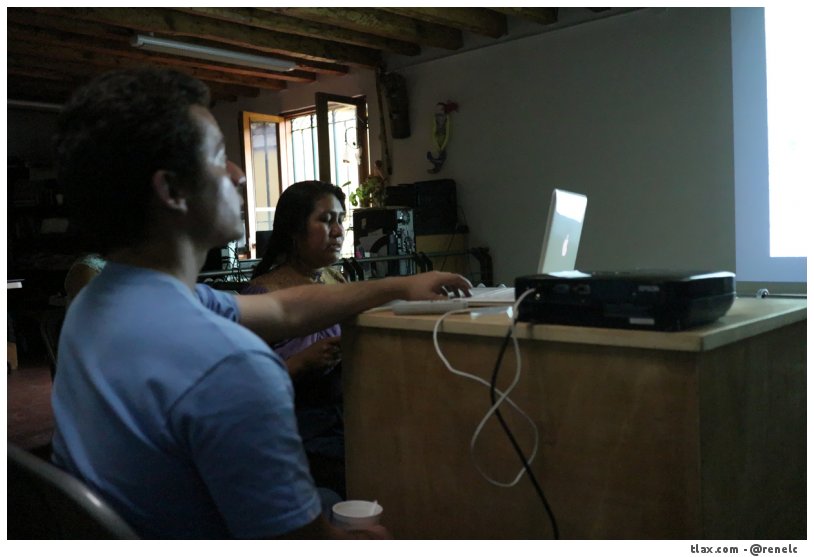 Fotografa Maruch Santiz en el taller de estampa Camaxtli - Foto