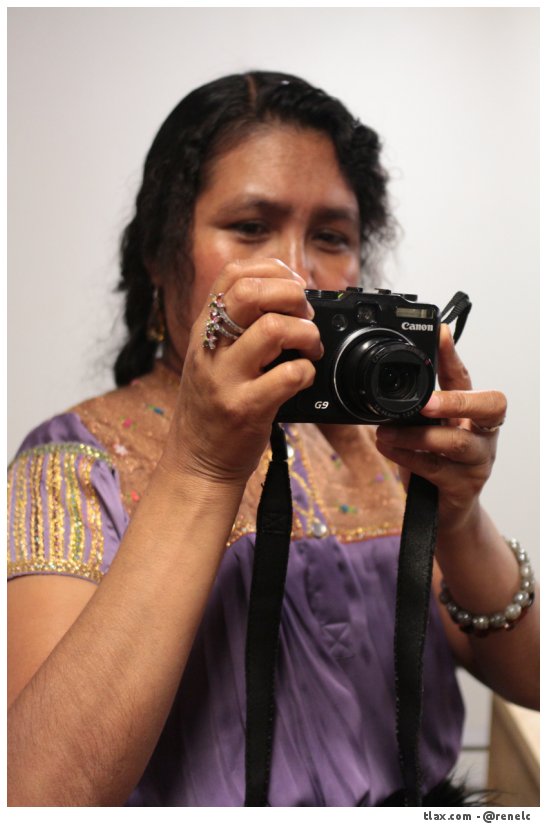 Fotografa Maruch Santiz en el taller de estampa Camaxtli - Foto