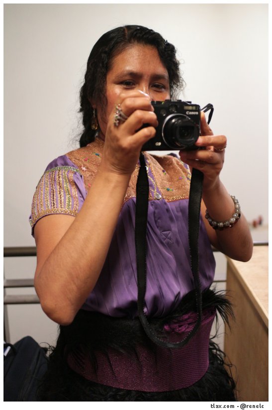 Fotografa Maruch Santiz en el taller de estampa Camaxtli - Foto