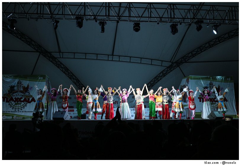 Ballet Folklrico de Honghe (China) en la feria de Tlaxcala - Foto