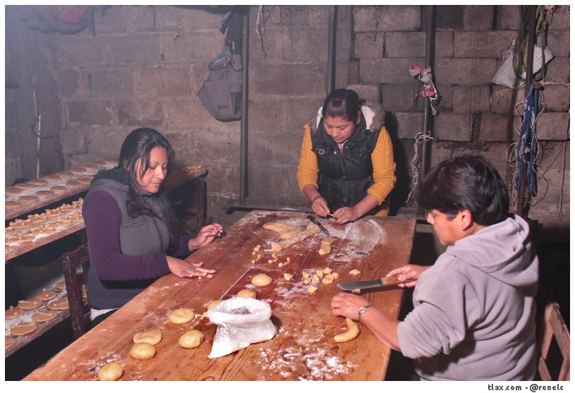 Haciendo hojaldras en Xaltipan (Contla) - Foto