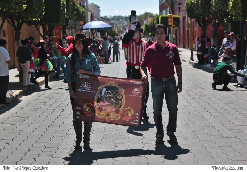Desfile inagural del festival de titeres Tlaxcala 2015 - Foto