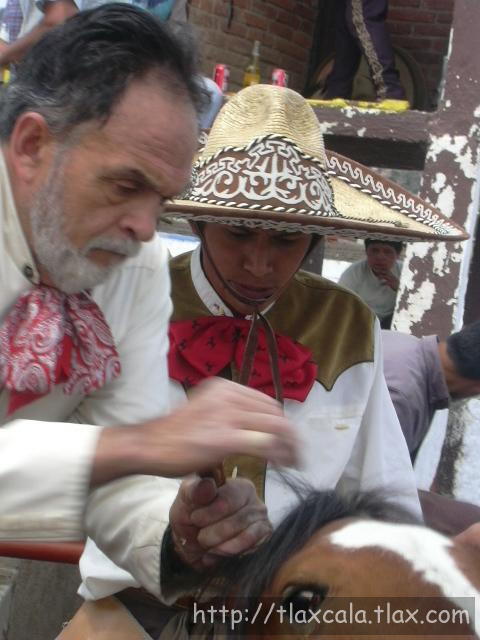 Foto muy charra con el &quot;Pin&quot; Hernandez auxiliando a su jinete