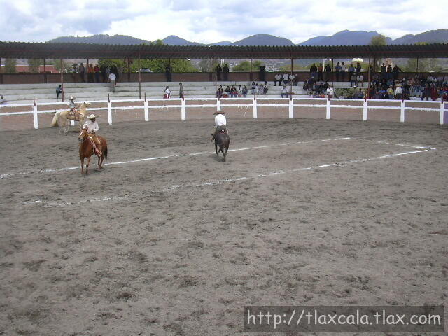 Erasmo Avelar jineteando novillo por amigos charros de Apizaco