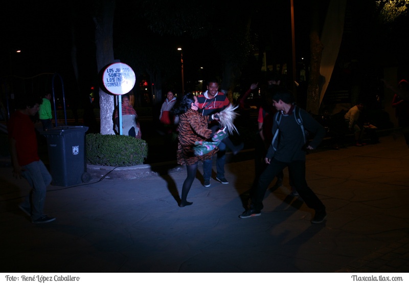 Obra de Teatro &quot;Tiradero a Cielo Abierto&quot; en el Zocalo de Apizaco - Foto