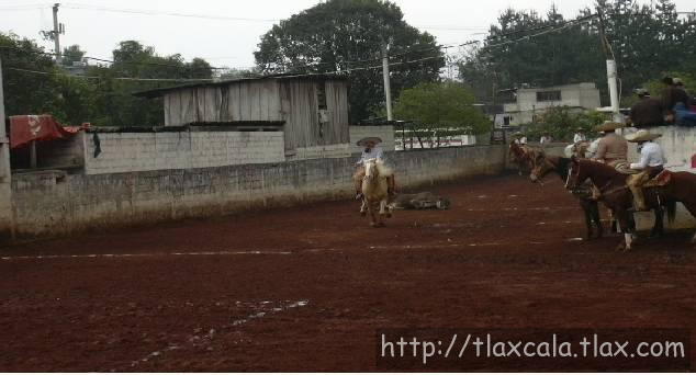 Leonardo Aguilar con su  derribe