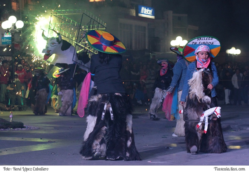 Chivarrudas en el remate de Carnaval Xicohtzinco 2016 - Foto