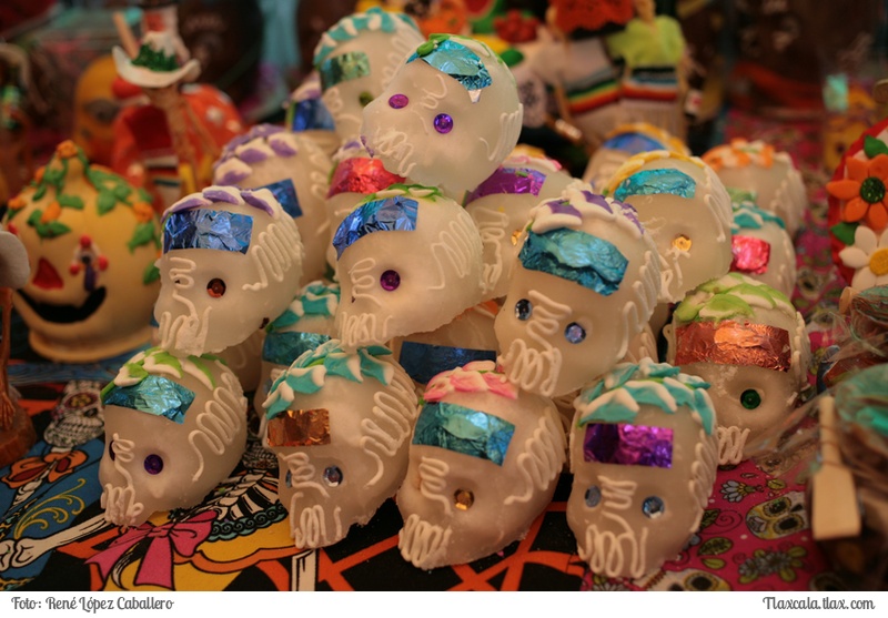 Vendedores de calaveritas, dia de muertos, en el mercado de Apizaco 2016 - Foto