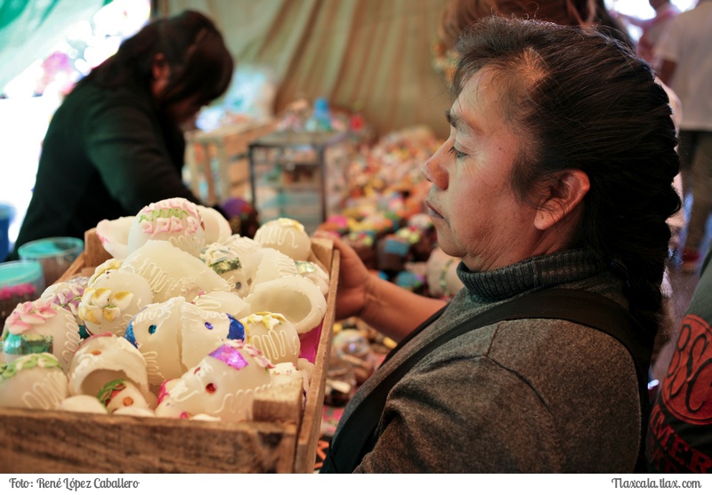 Vendedores de calaveritas, dia de muertos, en el mercado de Apizaco 2016 - Foto
