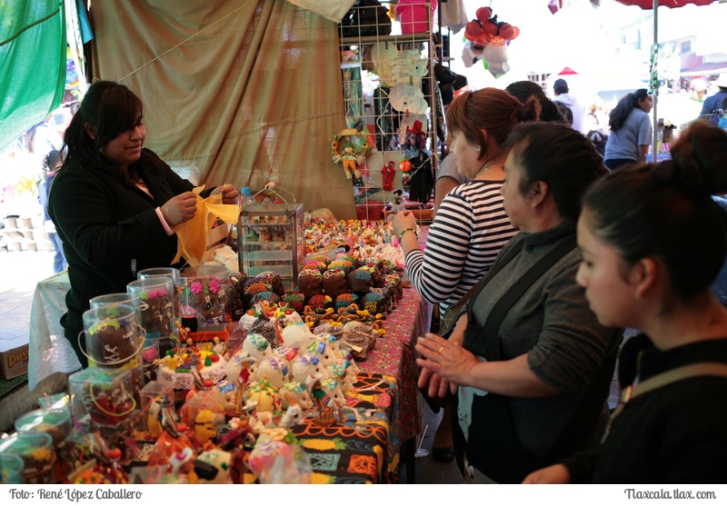 Vendedores de calaveritas, dia de muertos, en el mercado de Apizaco 2016 - Foto