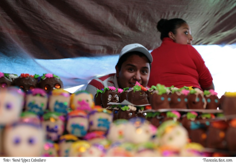 Vendedores de calaveritas, dia de muertos, en el mercado de Apizaco 2016 - Foto