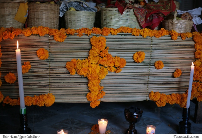 Tradicional primera ofrenda en San Luis Teolocholco - Foto