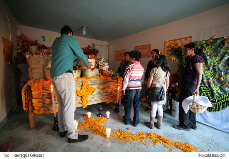 Tradicional primera ofrenda en San Luis Teolocholco - Foto