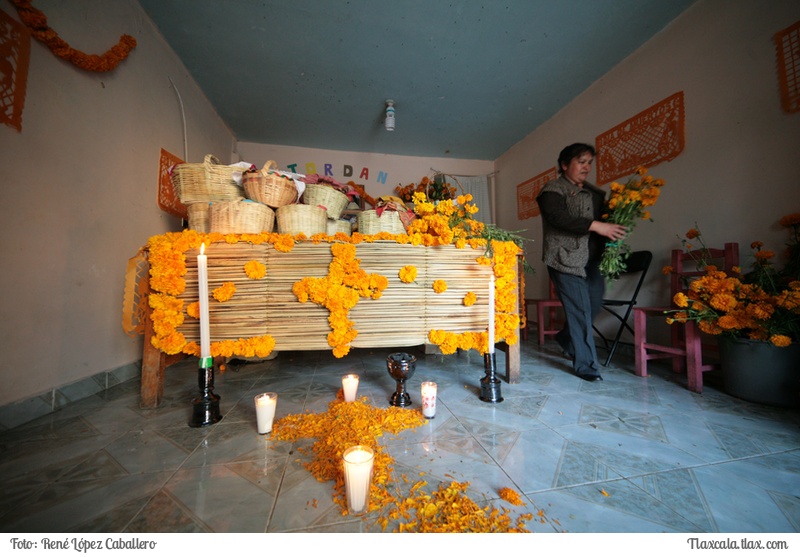 Tradicional primera ofrenda en San Luis Teolocholco - Foto