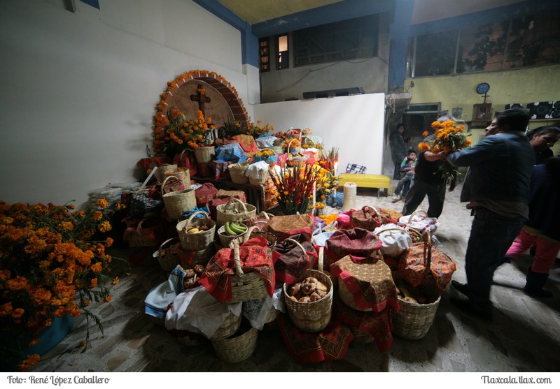 Tradicional primera ofrenda en San Luis Teolocholco - Foto