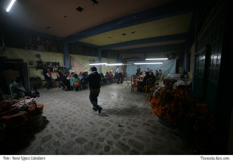 Tradicional primera ofrenda en San Luis Teolocholco - Foto