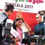 El gobernador Marco Mena Corono a la reina de carnaval tlaxcala 2017
