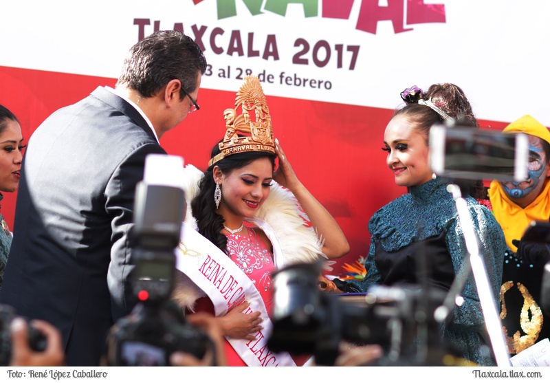 El gobernador Marco Mena Corono a la reina de carnaval tlaxcala 2017