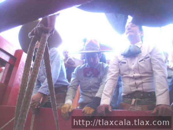 Rene lopez listo para montar toro a su lado enrique yaca y alejando alvarez