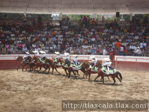 Escaramuza tlaxcallan en abanico