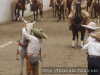 Manuel Lopez colocando freno a su cabalgadura