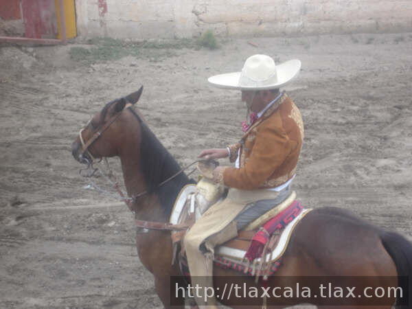 EL FESTEJADO ESCUCHANDO LAS MANANITAS