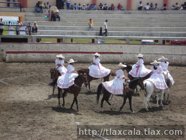 LAS RANCHERAS ESCUCHANDO SUS MANANITAS