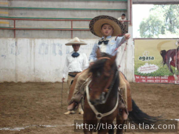 Alejandro de Tlax girando con estilo