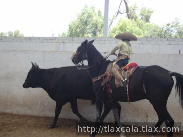 Emmanuel Ovando de CRG coleando