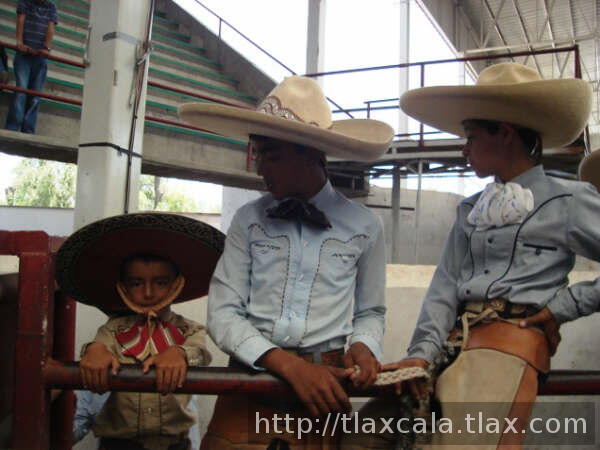  esperando a su toro Oscar lopez lo acompanan Claudio Rugarcia y Carlos Rodriguez