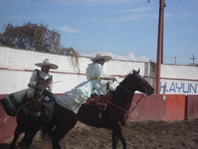 Siempre atentas a cada cruce y movimiento de las rancheras