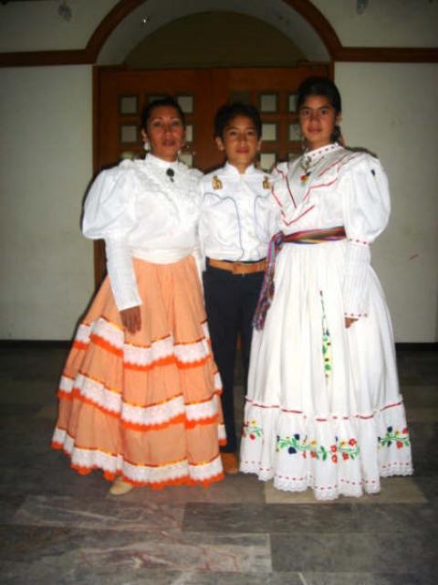 Una mujer completa escaramuza