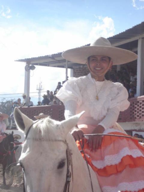 Feliz a mas no poder Adelita Meneses