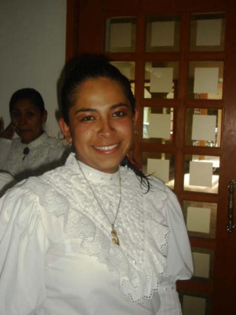 Sonriente Adelita sabe lo que tiene