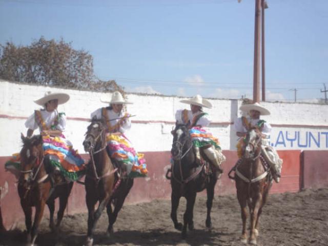 Felices en su segunda actuacion la escaramuza real del sol