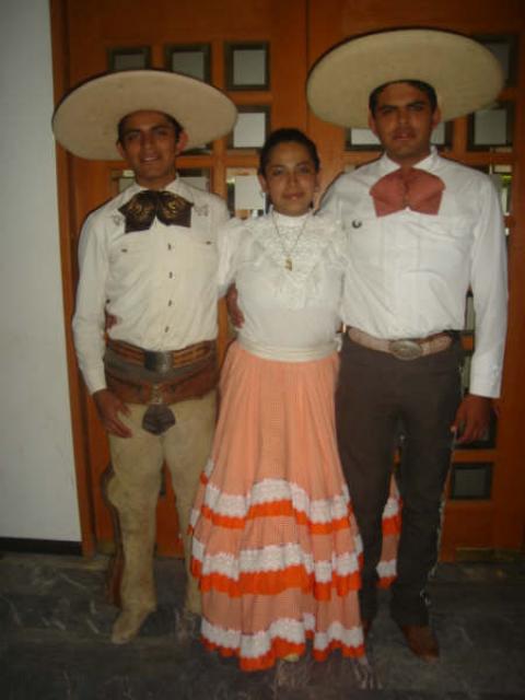 Adelita Meneses entre dos torres Luis Manuel y Jaime