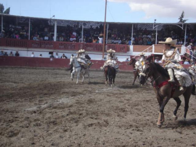 Muy atentas a cada movimiento y cruce
