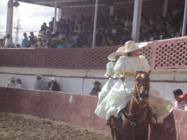 La gente atenta a las evoluciones de las Rancheras de la Herradura