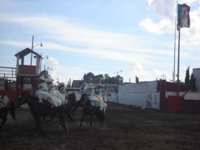  buena mezcla de ninas no mayores de 10 anios con la mayor de 21