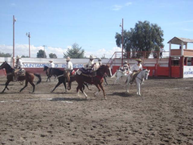 Cruces, peines, coladeras en la escaramuza mixta