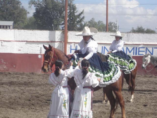 Entrega de reconocimientos a escaramzua Tlaxcallan