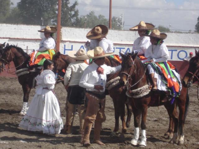 Entrega de reconocimientos a guadalupanas