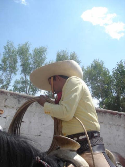 Victor Lopez Huerta preparando su reata para pialar