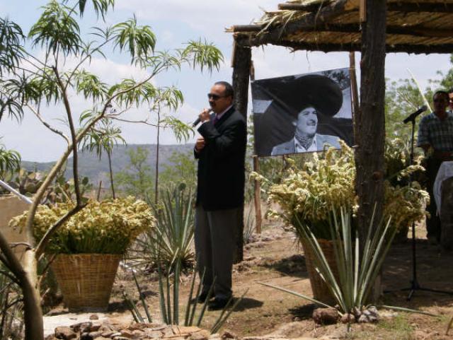 Pepe Aguilar agradeciendo a los presentes