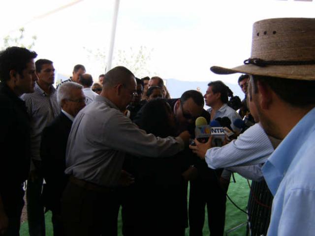 Pepe atendiendo a su mama que se consterno aun mas