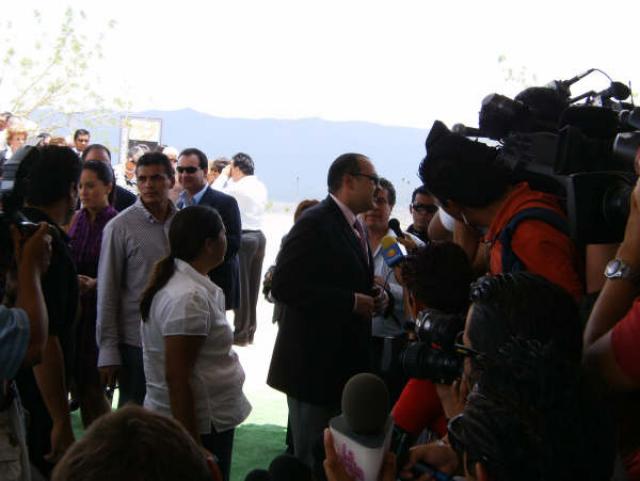 Pepe con los medios informando
