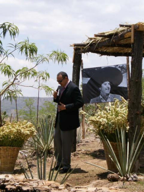 A sus espaldas de Pepe aguilar la grafica de su padre en sus buenos aos